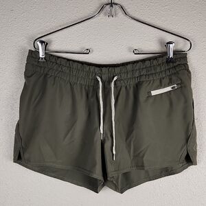 Vuori Clementine Short 2.0 in Pistachio Size L